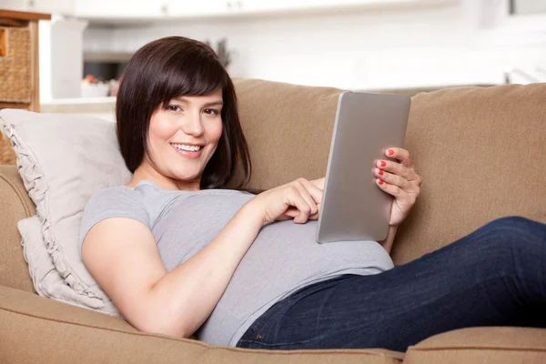 Femme enceinte avec tablette numérique — Photo
