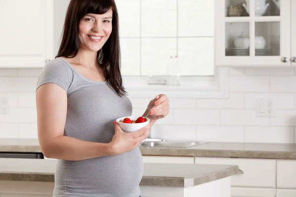 健康的な朝食と妊娠中の女性 — ストック写真