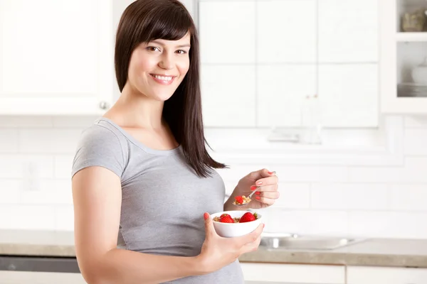 Беременная женщина питается здоровой пищей — стоковое фото