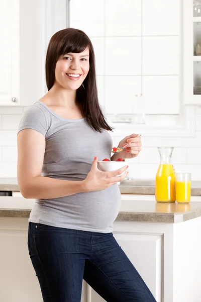 Zwangere vrouw eten ontbijt — Stockfoto