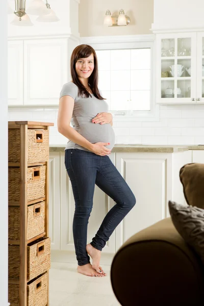 Красивая здоровая беременная женщина — стоковое фото