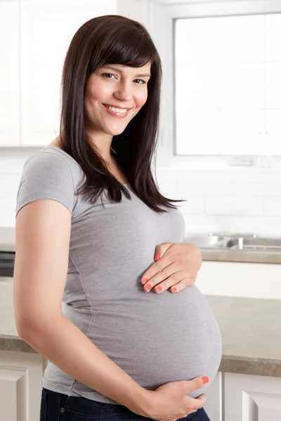 美しい妊娠中の女性の持ち株の腹 — ストック写真