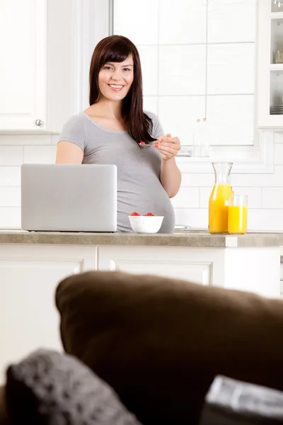 Šťastná těhotná žena jí — Stock fotografie