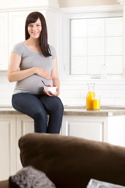 自宅で妊娠中の女性の笑みを浮かべてください。 — ストック写真