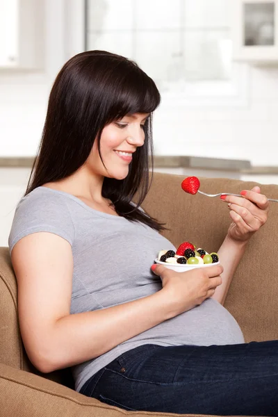 Zwangere vrouw eten van fruit — Stockfoto