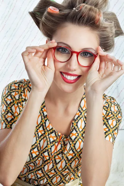 Vrouw dragen rode vintage brillen — Stockfoto