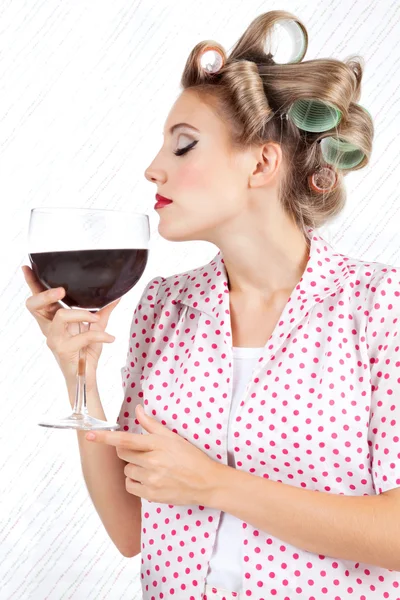 Mujer tomando vino tinto — Foto de Stock