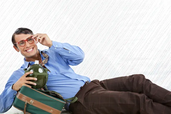 Empresário deitado com saco de viagem — Fotografia de Stock