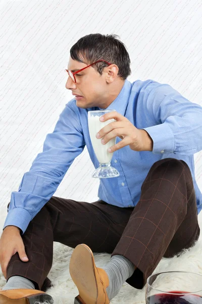 Geek segurando bebida saudável — Fotografia de Stock