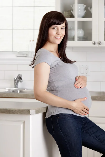 Těhotná portrét v kuchyni — Stock fotografie