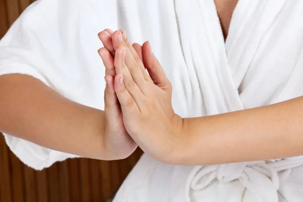 Mulher meditando com as mãos apertadas — Fotografia de Stock