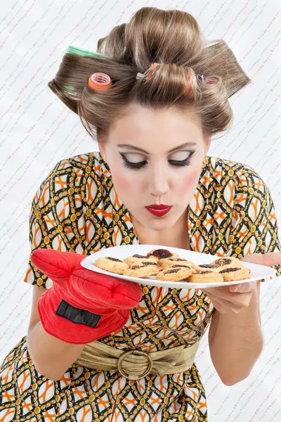 Γυναίκα μυρίζοντας πλάκα των cookies — Φωτογραφία Αρχείου