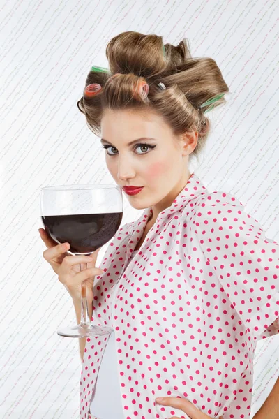 Mulher bonita com vinho gigante — Fotografia de Stock