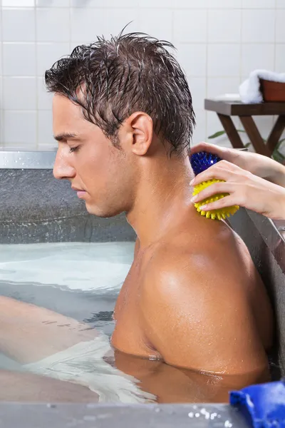 Mężczyzna otrzymujący masaż pleców — Zdjęcie stockowe
