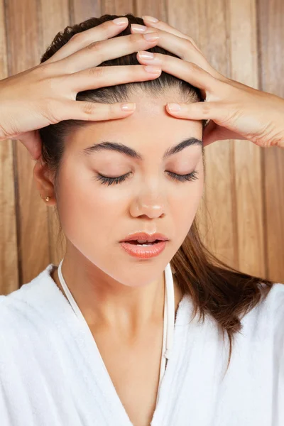 Mulher que sofre de dor de cabeça — Fotografia de Stock