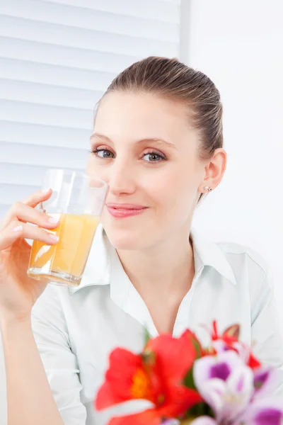 Mujer joven bebiendo jugo — Foto de Stock