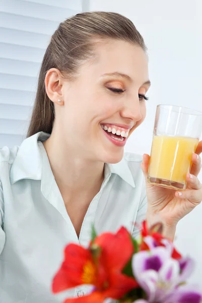 Gemytlig affärskvinna anläggning orange juice — Stockfoto