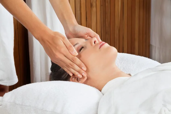 Mulher recebendo massagem na cabeça no spa — Fotografia de Stock