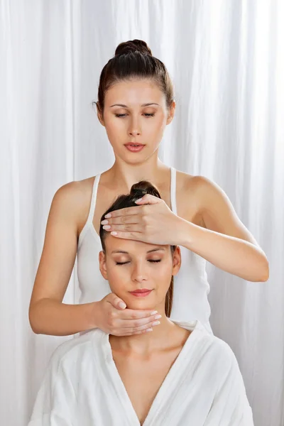Masérka dává masáž hlavy pro ženy — Stock fotografie