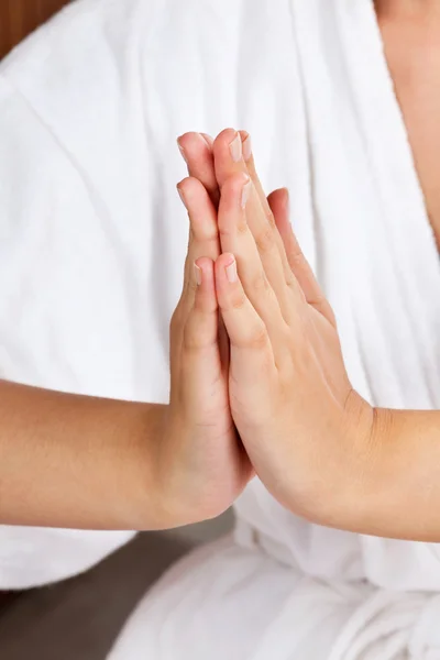 Frau meditiert mit gefalteten Händen — Stockfoto