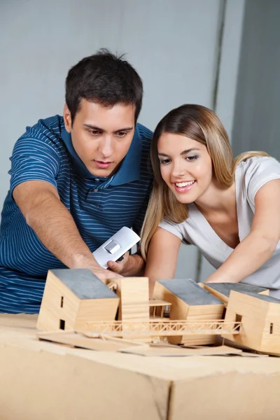 Paar werkt op model huis — Stockfoto