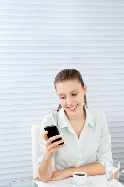 Ung affärskvinna läsa textmeddelande — Stockfoto