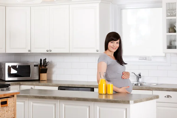 Donna incinta in cucina — Foto Stock