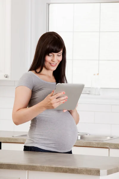 デジタル タブレットと妊娠中の女性 — ストック写真