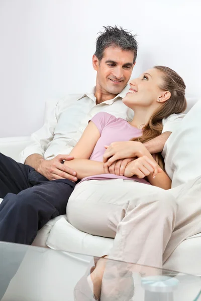 Relaxado casal sentado no sofá — Fotografia de Stock