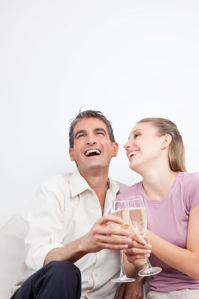 Gelukkige paar met champagne fluiten — Stockfoto