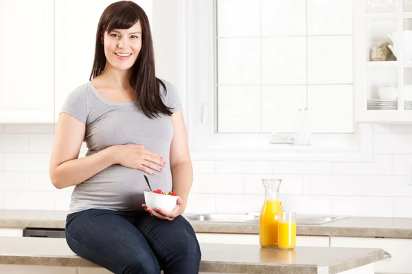Здоровая беременная женщина — стоковое фото