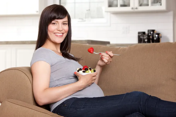 Беременная женщина ест здоровые закуски — стоковое фото