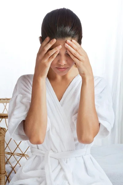 Kobieta cierpi z bólu głowy — Zdjęcie stockowe