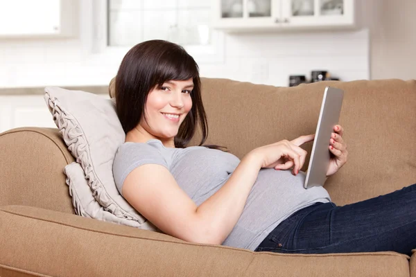 디지털 태블릿을 사용 하 여 임신한 여자 — 스톡 사진