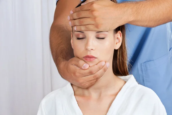 Massagista dando massagem na cabeça para a mulher — Fotografia de Stock