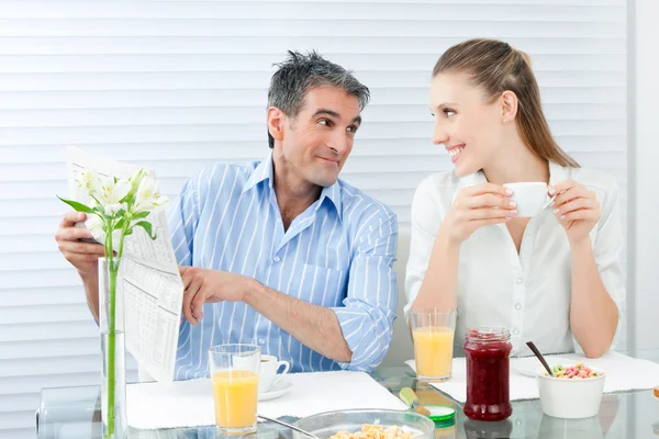 Casal tomando café da manhã saudável — Fotografia de Stock