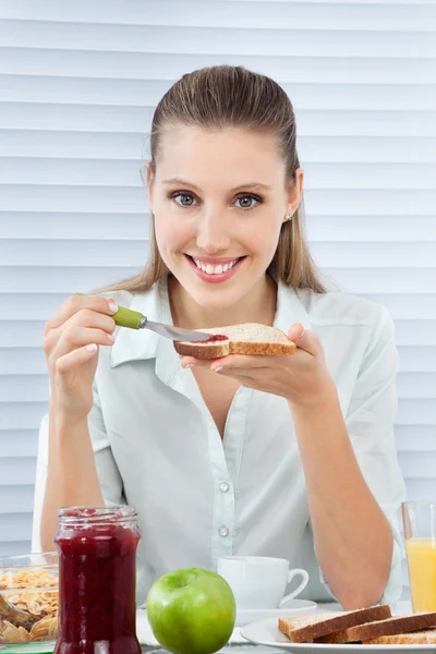 Affärskvinna med hälsosam frukost — Stockfoto