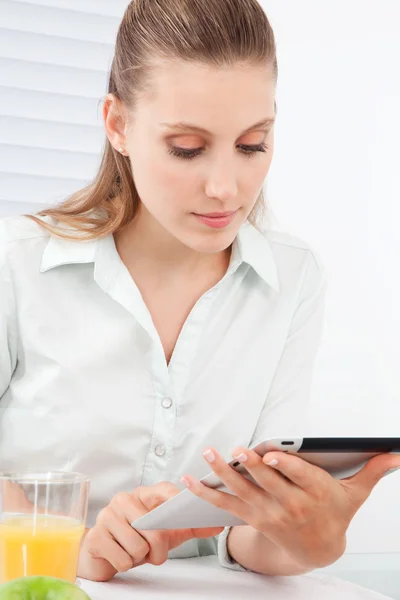 Digitális tablettát használó nő — Stock Fotó