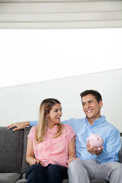 Paar mit Sparschwein — Stockfoto