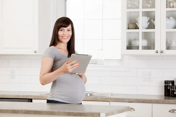 Kobieta w ciąży z cyfrowy tablicowy — Zdjęcie stockowe