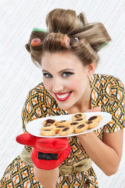 Mulher feliz segurando placa de biscoitos — Fotografia de Stock