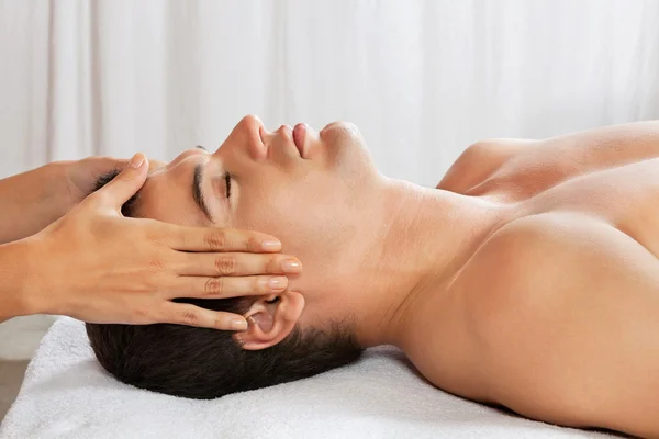 Homem recebendo massagem na cabeça no spa — Fotografia de Stock