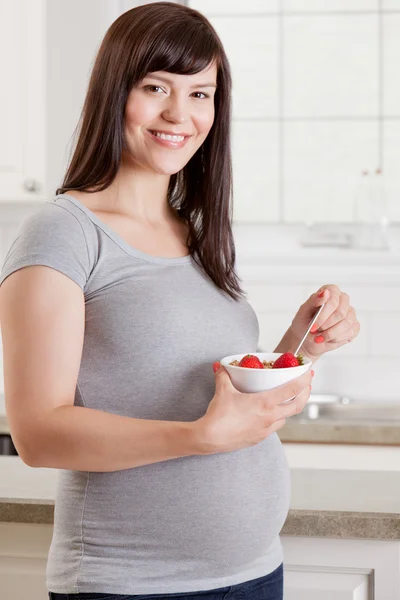 Mulher grávida com refeição saudável — Fotografia de Stock