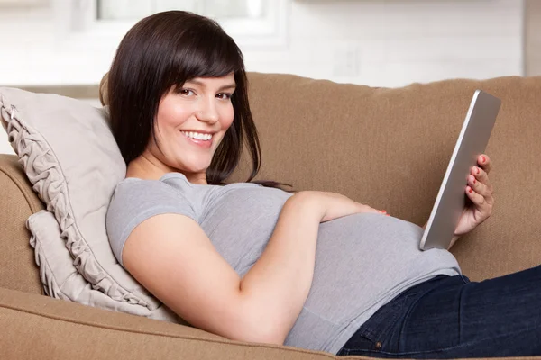 Έγκυος γυναίκα χρησιμοποιώντας ψηφιακή δισκίο — Φωτογραφία Αρχείου