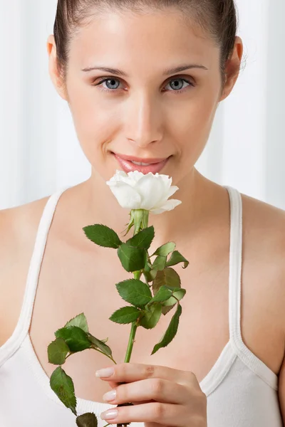 美丽的女人举行白玫瑰 — 图库照片