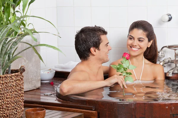 Молодая пара в ванной — стоковое фото