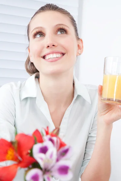 Ung kvinna med juice glas — Stockfoto