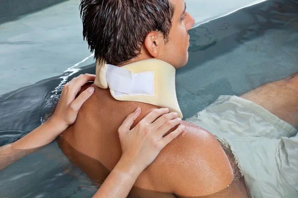 Homem recebendo massagem nas costas — Fotografia de Stock