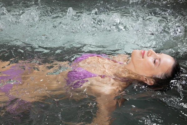Frau entspannt sich im Whirlpool — Stockfoto