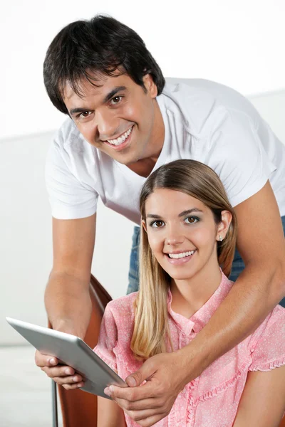 Glückliches Paar mit Tablet-PC — Stockfoto